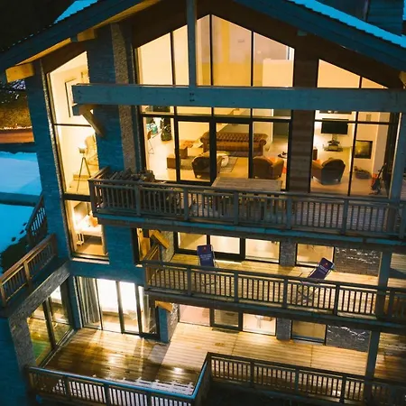Chalet 360° - Ski In, Ski Out Chalet *